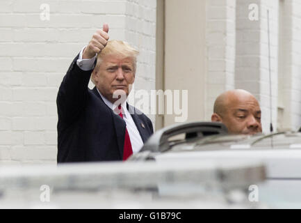 Washington, District de Columbia, Etats-Unis. 12 mai, 2016. Candidat présidentiel républicain Donald Trump, le candidat du Parti Républicain présomptif à la présidence des États-Unis, donne une thumbs-up comme il arrive pour une réunion avec le président de l'US House Paul Ryan (républicain du Wisconsin) au comité du Congrès républicain national siège. Crédit : Chris Kleponis/CNP/ZUMA/Alamy Fil Live News Banque D'Images