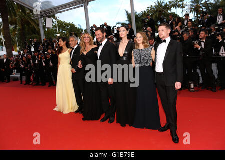 Cannes, France. 12 mai, 2016. George Clooney acteur(2L) et son épouse Amal Clooney(1L), l'actrice Julia Roberts(3L) et directeur Jodie Foster(2R) poser sur le tapis rouge pour la projection du film "l'argent Monster' au cours de la 69e édition du Festival de Cannes à Cannes, France, 12 mai 2016. Credit : Jin Yu/Xinhua/Alamy Live News Banque D'Images