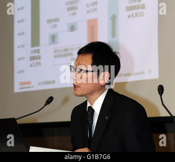 Tokyo, Japon. 12 mai, 2016. Le géant de l'électronique japonais Toshiba CFO Masayoshi Hirata annonce les résultats financiers de la société se terminant le 31 mars au bureau de Tokyo de Sharp le jeudi 12 mai 2016. Toshiba a rapporté 483 milliards de yens la perte nette pour l'exercice 2015. © Yoshio Tsunoda/AFLO/Alamy Live News Banque D'Images