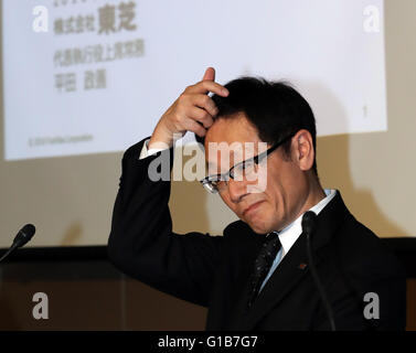 Tokyo, Japon. 12 mai, 2016. Le géant de l'électronique japonais Toshiba CFO Masayoshi Hirata annonce les résultats financiers de la société se terminant le 31 mars au bureau de Tokyo de Sharp le jeudi 12 mai 2016. Toshiba a rapporté 483 milliards de yens la perte nette pour l'exercice 2015. © Yoshio Tsunoda/AFLO/Alamy Live News Banque D'Images