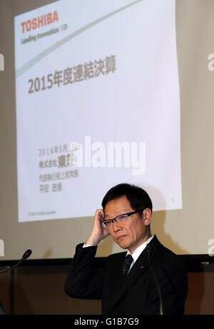 Tokyo, Japon. 12 mai, 2016. Le géant de l'électronique japonais Toshiba CFO Masayoshi Hirata annonce les résultats financiers de la société se terminant le 31 mars au bureau de Tokyo de Sharp le jeudi 12 mai 2016. Toshiba a rapporté 483 milliards de yens la perte nette pour l'exercice 2015. © Yoshio Tsunoda/AFLO/Alamy Live News Banque D'Images