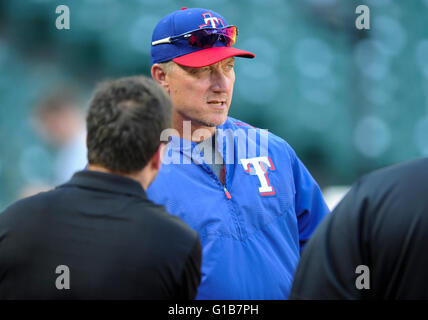 Mai 09, 2016 : Texas Rangers manager Jeff Banister # 28 lors d'un match entre la MLB White Sox de Chicago et les Rangers du Texas à Globe Life Park à Arlington, TX Texas Chicago défait 8-4 en 12 manches Albert Pena/CSM Banque D'Images