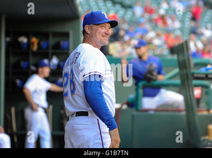 Mai 09, 2016 : Texas Rangers manager Jeff Banister # 28 lors d'un match entre la MLB White Sox de Chicago et les Rangers du Texas à Globe Life Park à Arlington, TX Texas Chicago défait 8-4 en 12 manches Albert Pena/CSM Banque D'Images