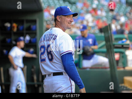 Mai 09, 2016 : Texas Rangers manager Jeff Banister # 28 lors d'un match entre la MLB White Sox de Chicago et les Rangers du Texas à Globe Life Park à Arlington, TX Texas Chicago défait 8-4 en 12 manches Albert Pena/CSM Banque D'Images