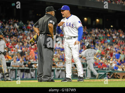 Mai 09, 2016 : Texas Rangers manager Jeff Banister # 28 soutient avec juge-arbitre Laz Diaz # 63 et est éjecté lors d'un match de la MLB entre les White Sox de Chicago et les Rangers du Texas à Globe Life Park à Arlington, TX Texas Chicago défait 8-4 en 12 manches Albert Pena/CSM Banque D'Images