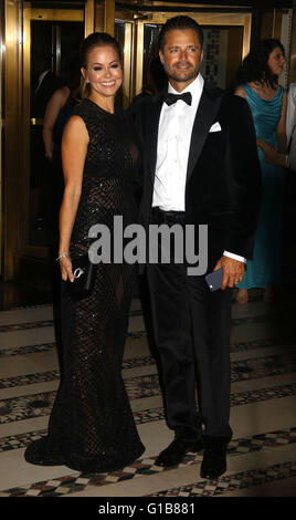 New York, New York, USA. 12 mai, 2016. L'actrice BROOKE BURKE-CHARVET et son mari David CHARVETÃŠÃŠattend la 14e Conférence annuelle de l'Opération Sourire gala tenu au Cipriani 42nd Street. Credit : Nancy/Kaszerman ZUMA Wire/Alamy Live News Banque D'Images