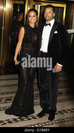 New York, New York, USA. 12 mai, 2016. L'actrice BROOKE BURKE-CHARVET et son mari David CHARVETÃŠÃŠattend la 14e Conférence annuelle de l'Opération Sourire gala tenu au Cipriani 42nd Street. Credit : Nancy/Kaszerman ZUMA Wire/Alamy Live News Banque D'Images