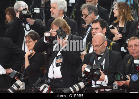 Cannes, France. 12 mai, 2016. Photographes à prendre des photos lors de la 69 e Assemblée annuelle du Festival du Film de Cannes au Palais des Festivals de Cannes, France, le 12. Mai 2016. Dpa : Crédit photo alliance/Alamy Live News Banque D'Images