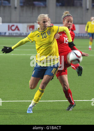 SOFIA JAKOBSSON Football dans l'équipe nationale suédoise contre Caroline Abbè Suisse Banque D'Images