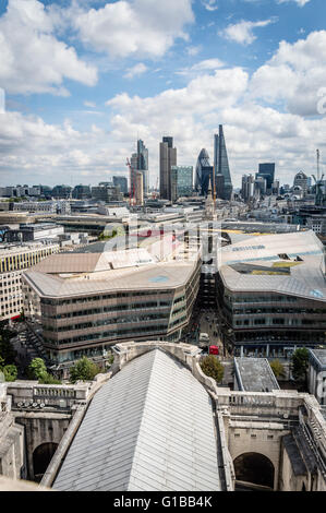 High angle view of London dans un ciel bleu 24. Ville de London est l'un des grands centres de la finance mondiale. Banque D'Images