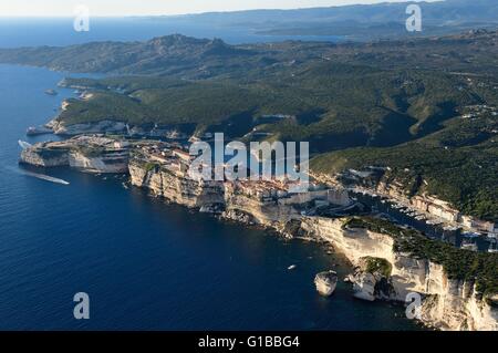 France, Corse du Sud, Bonifacio, les falaises de calcaire, la citadelle et la vieille ville, le rocher appelé Grain de sable dans l'avant-plan (vue aérienne) Banque D'Images