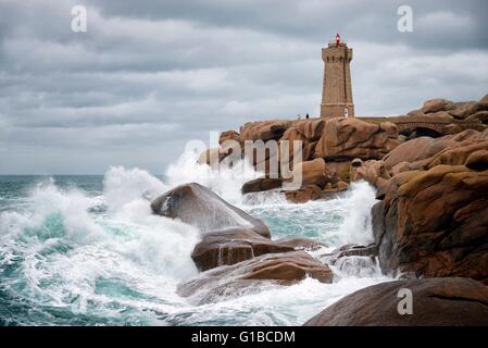 France, Cotes d'Armor, côte de Granit Rose (Côte de Granit Rose), Perros Guirec, Ploumanac'h, la pointe de Squewel (Squeouel) et le phare de Mean Ruz (Men Ruz) pendant les Banque D'Images