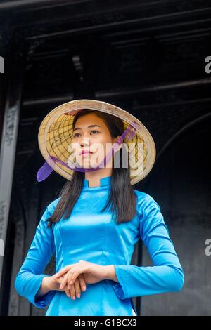 Vietnam, Thua Thien Hue Province, près de Hue, jeune fille en costume traditionnel Ao Dai sur la tombe de l'Empereur Tu Duc Banque D'Images