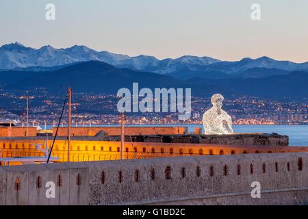 France, Alpes Maritimes, sculpture monumentale nomade d'Antibes du Catalan Jaume Plensa et les remparts de la port Vauban Banque D'Images