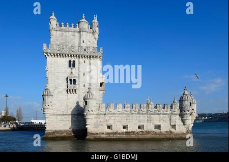 Portugal, Lisbonne, la Torre de Belém (Tour de Belém), site du patrimoine mondial de l'UNESCO construit au 16e siècle en style manuélin portugais au crépuscule, conçu par l'architecte Francisco de Arruda, le fleuve de l'estuaire du Tage à l'arrière-plan Banque D'Images