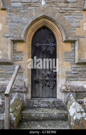 Ancienne porte de l'église avec des détails en fer forgé Banque D'Images