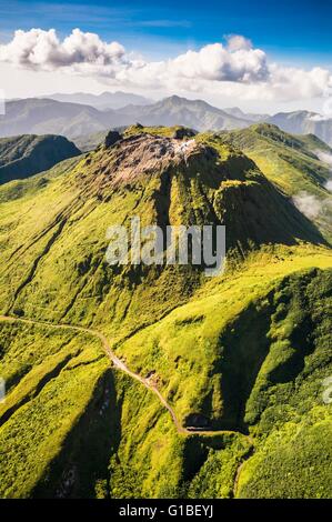 La France, la Guadeloupe (French West Indies), Basse Terre, Saint Claude, Sud Nord de sommet de La Soufrière, L'echelle et toutes la chaîne volcanique, visibles ensemble seulement quelques jours par an, ici donnant sur la Citerne, surnommé l'EDDV madanm ou créole guadeloupéen dans la vieille dame en français (vue aérienne) Banque D'Images
