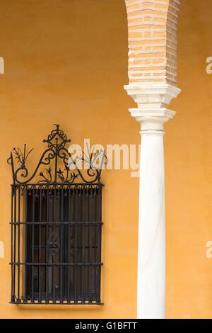 Espagne, Andalousie, Séville, l'Alacazar (Reales Alcazares de Sevilla) inscrite au Patrimoine Mondial de l'UNESCO, détail d'architecture à l'extérieur de la Casa de la contratacion et Cuarto del Almirante à côté 14e siècle Don Pedro (Pierre le premier appelé aussi le Cruel) également appelé Palais Palacio mudéjar mudéjar (Palace) dans le Patio de la Monteria Banque D'Images