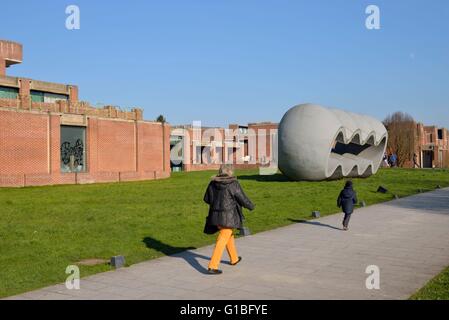 France, Nord, Villeneuve d'Ascq, LAM ou Lille Métropole Musée d'Art Moderne, art contemporain et art brut, femme et enfant vu de dos marcher dans le parc en face de la Richard Deacon sculpture intitulée entre fiction et réalité Banque D'Images