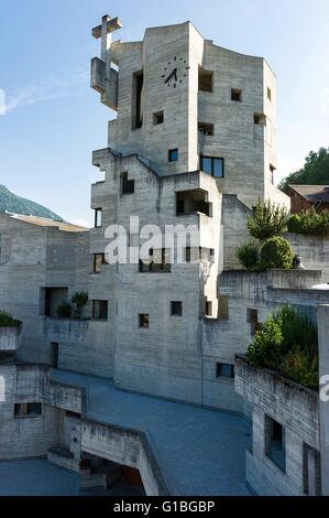 Suisse, Valais, Val d'Herens, l'église Saint Nicolas est une architecture de Walter Förderer. Église construite avec barrage en béton de Grande Dixence Banque D'Images