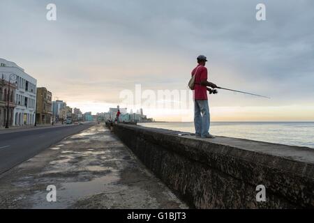 Cuba, Ciudad de la Habana Province, La Havane, pêcheur sur le Malecon et quartier Vedado à l'arrière-plan Banque D'Images