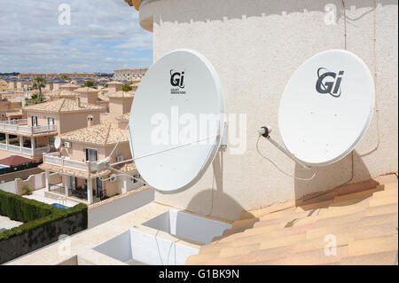 Deux paraboles jointe à un solarium appartement à Los Altos, près de Torrevieja en Espagne. 12 Mai 2016 © Paul Treadway Banque D'Images