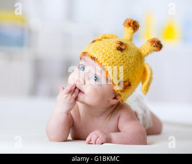 Funny baby giraffe hat portés par... Banque D'Images