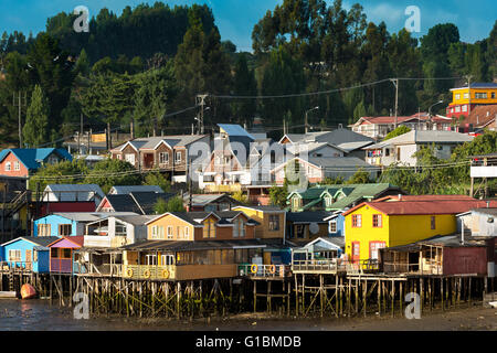 Échasses traditionnelles maisons appelé palafitos à Castro, l'île de Chiloé, Chili Banque D'Images
