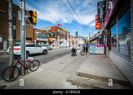 Les entreprises le long de la rue Dundas Ouest, à Chinatown, à Toronto, en Ontario. Banque D'Images