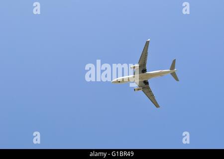 Grand vol d'un avion de passagers dans le ciel bleu Banque D'Images