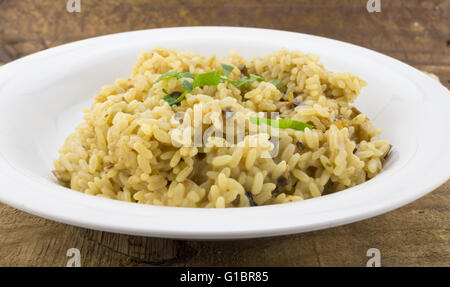 Riz Risotto aux champignons close up sur bois rustique Banque D'Images