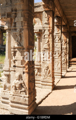 Basrelief antique de divinités hindoues en Temple Achyutaraya, Hampi, Inde Banque D'Images