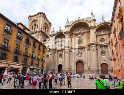 Vue sud-ouest de la Cathédrale de Grenade avec les touristes sur la Plaza de las Pasiegas Banque D'Images