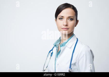 Certain female doctor posing avec sarrau et stéthoscope. Banque D'Images