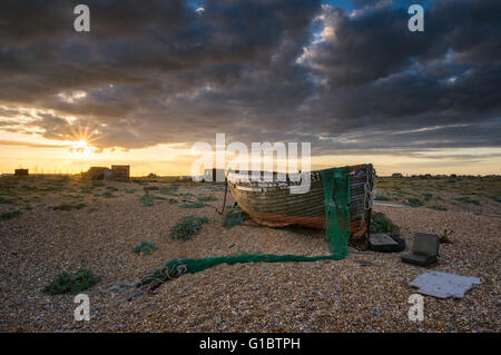 Vieux bateaux de pêche en bois, forlorn étendu pour se reposer sur les rives de Dungeness, Kent. Banque D'Images