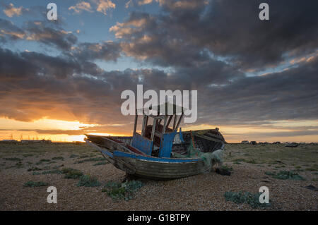 Vieux bateaux de pêche en bois, forlorn étendu pour se reposer sur les rives de Dungeness, Kent. Banque D'Images