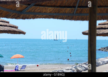 Océan avec parasols fait avec le bambou et la paille dans le luxueux resort Banque D'Images