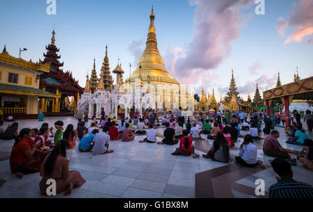 Les gens à la Paya Shwedagon à Yangon pendant le coucher du soleil Banque D'Images
