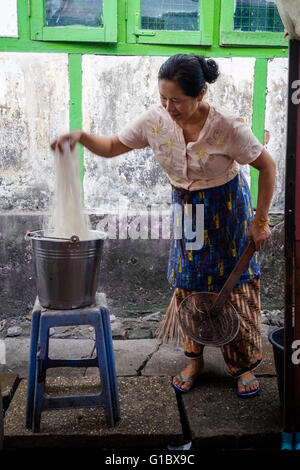 Une femme vendant des nouilles à un food sur 15e rue au centre-ville de Yangon Banque D'Images