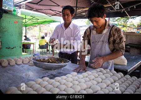 Les hommes la préparation des boulettes à la vapeur au Gold Cafe à Hsipaw, Myanmar Banque D'Images