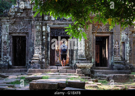 Un touriste fait son chemin à travers les anciennes ruines de Wat Phou Champassak, près de Laos. Banque D'Images