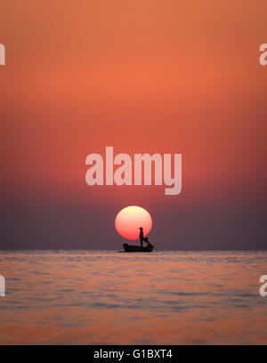 Pêche Un homme au coucher du soleil dans l'île de Phu Quoc au large de la côte sud du Vietnam Banque D'Images