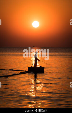 Pêche Un homme au coucher du soleil dans l'île de Phu Quoc au large de la côte sud du Vietnam Banque D'Images