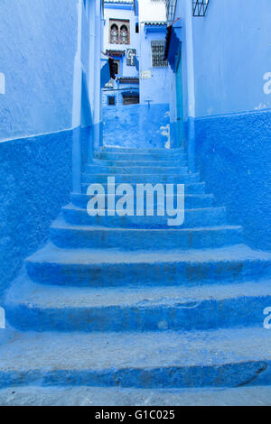 Dans le pittoresque escalier bleu médina de Chefchaouen, Maroc Banque D'Images