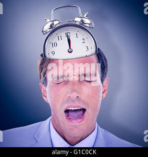 Composite image of businessman avoir un mal de tête Banque D'Images