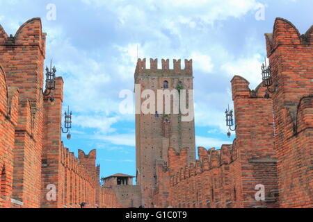 Le Castel Vecchio ou pont Scaliger, un pont fortifié à Vérone, Italie du nord, au cours de l'Adige Banque D'Images