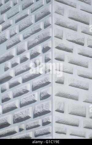 Gros plan sur le coin de mur blanc décoré avec des briques Banque D'Images