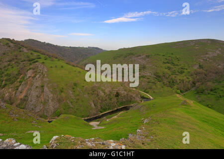 Dovedale et rivière Dove de Thorpe Cloud Parc national de Peak District Derbyshire Staffordshire England UK Banque D'Images