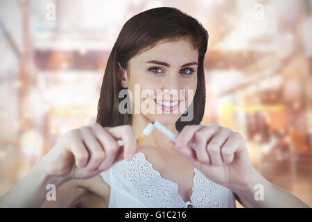 Image composite de l'accrochage femme cigarette dans la moitié Banque D'Images