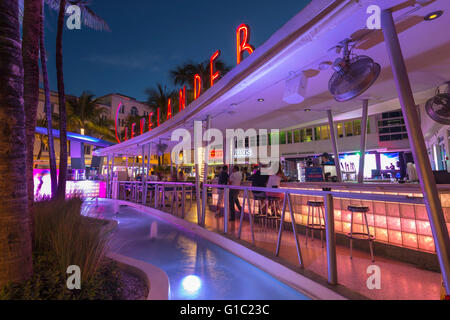 BAR EXTÉRIEUR CLEVELANDER HOTEL OCEAN DRIVE MIAMI BEACH FLORIDA USA Banque D'Images